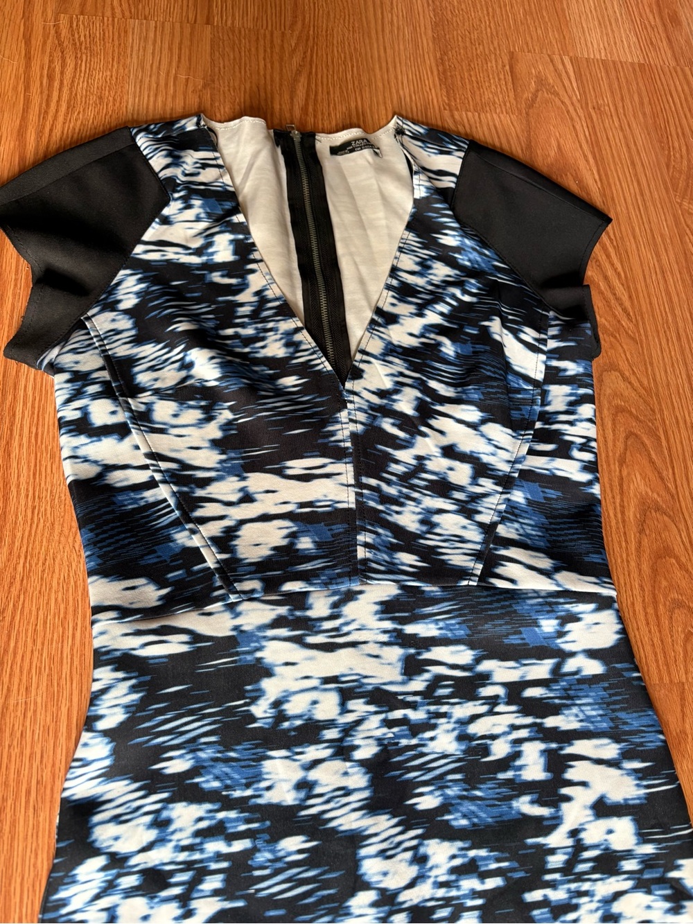 Zara Blue V Neck Bodycon White, Black & Blue Printed Midi Sheath Dress Small - Picture 6 of 9